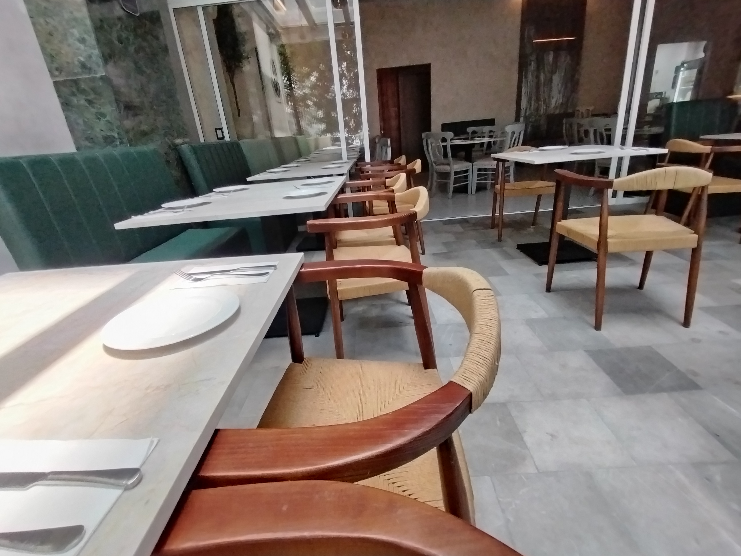 Mesa puesta en el salón de Basilli
