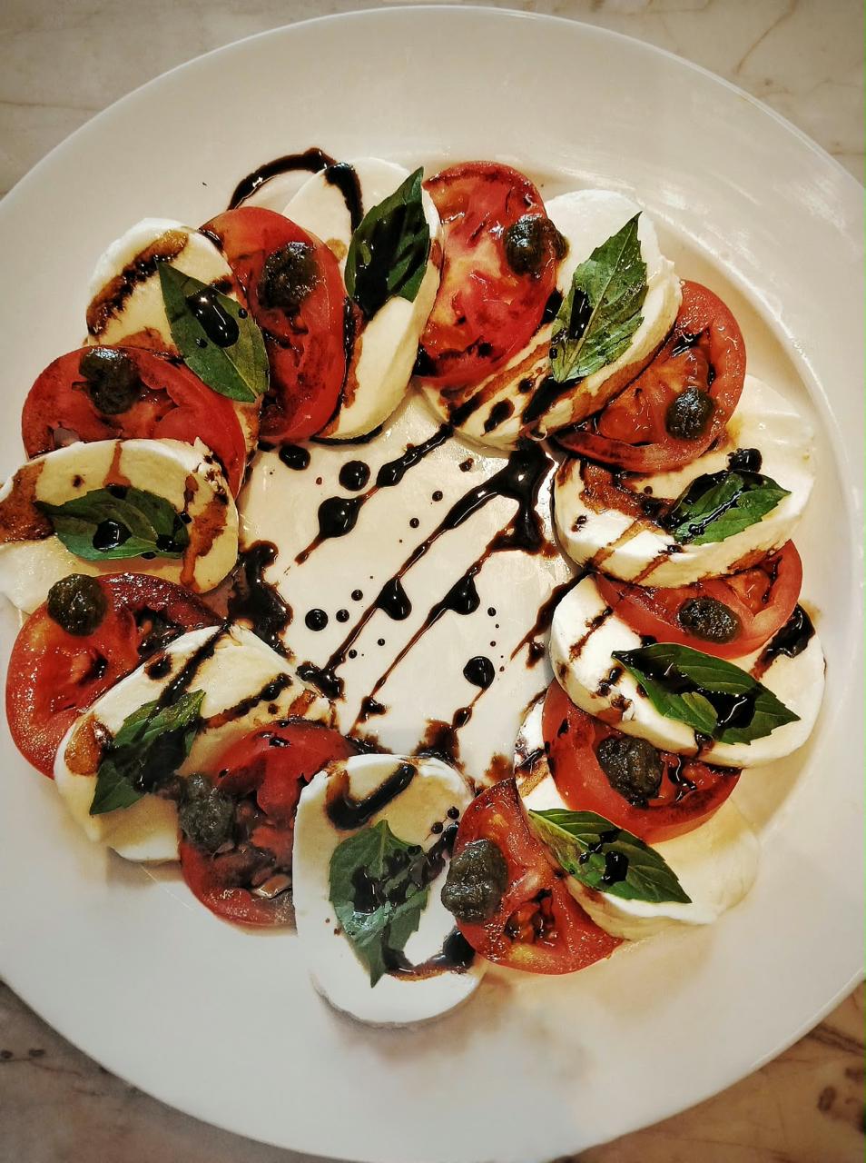 Ensalada Caprese con jitomate, mozzarella, albahaca y balsámico