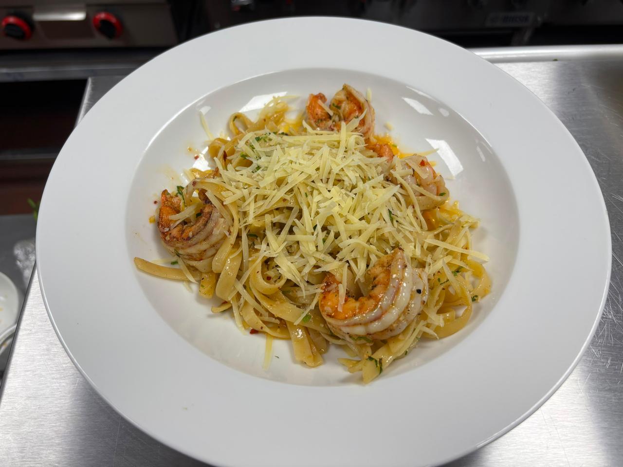 Pasta aglio e olio con camarón y queso parmesano