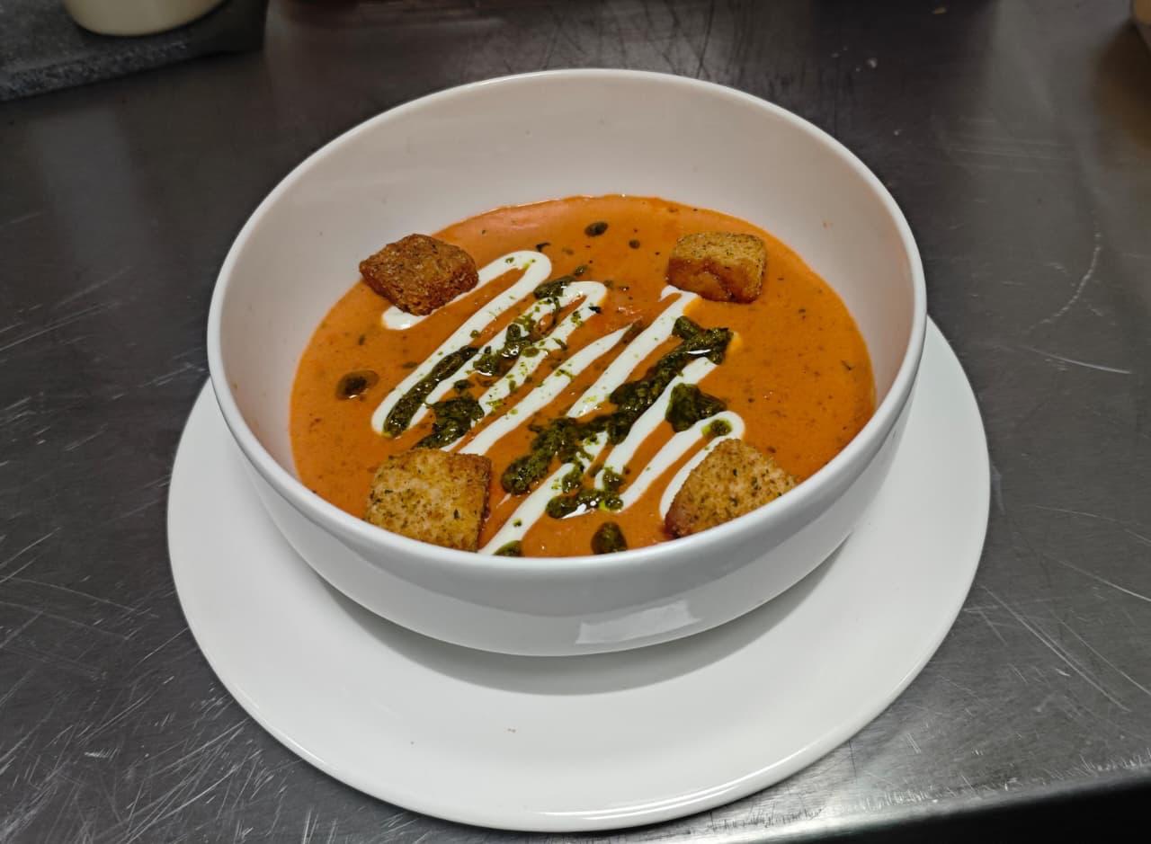 Sopa de tomate rostizado con crema, pesto y croutones