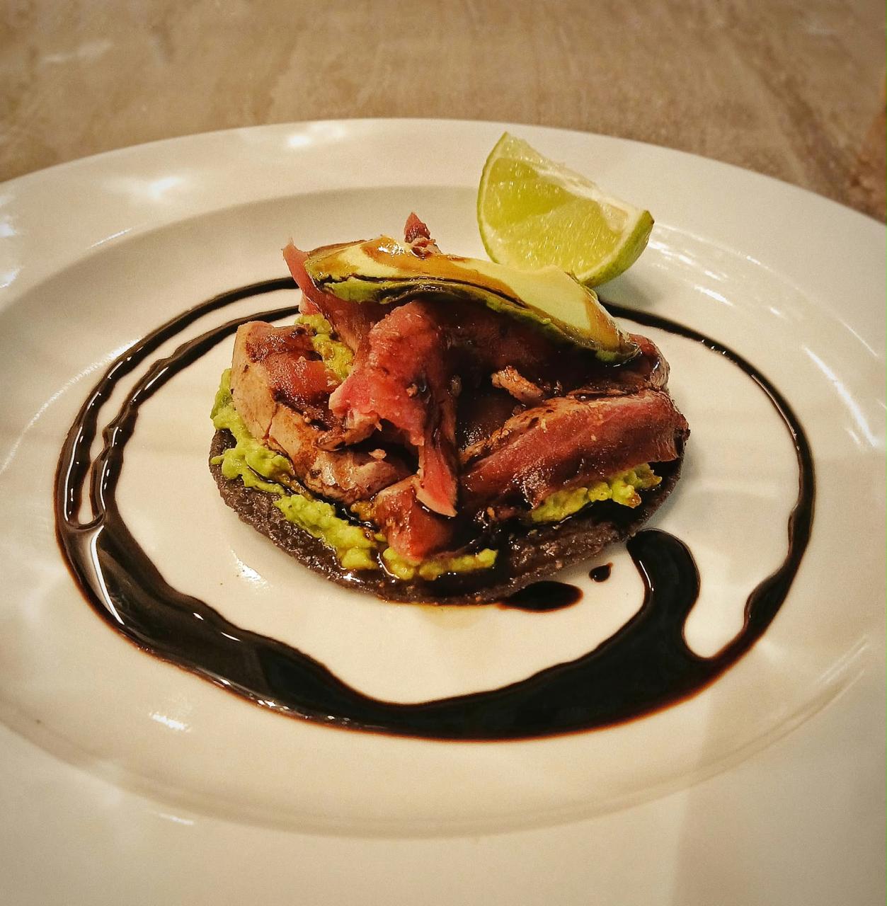 Tostadas de atún sellado con aguacate