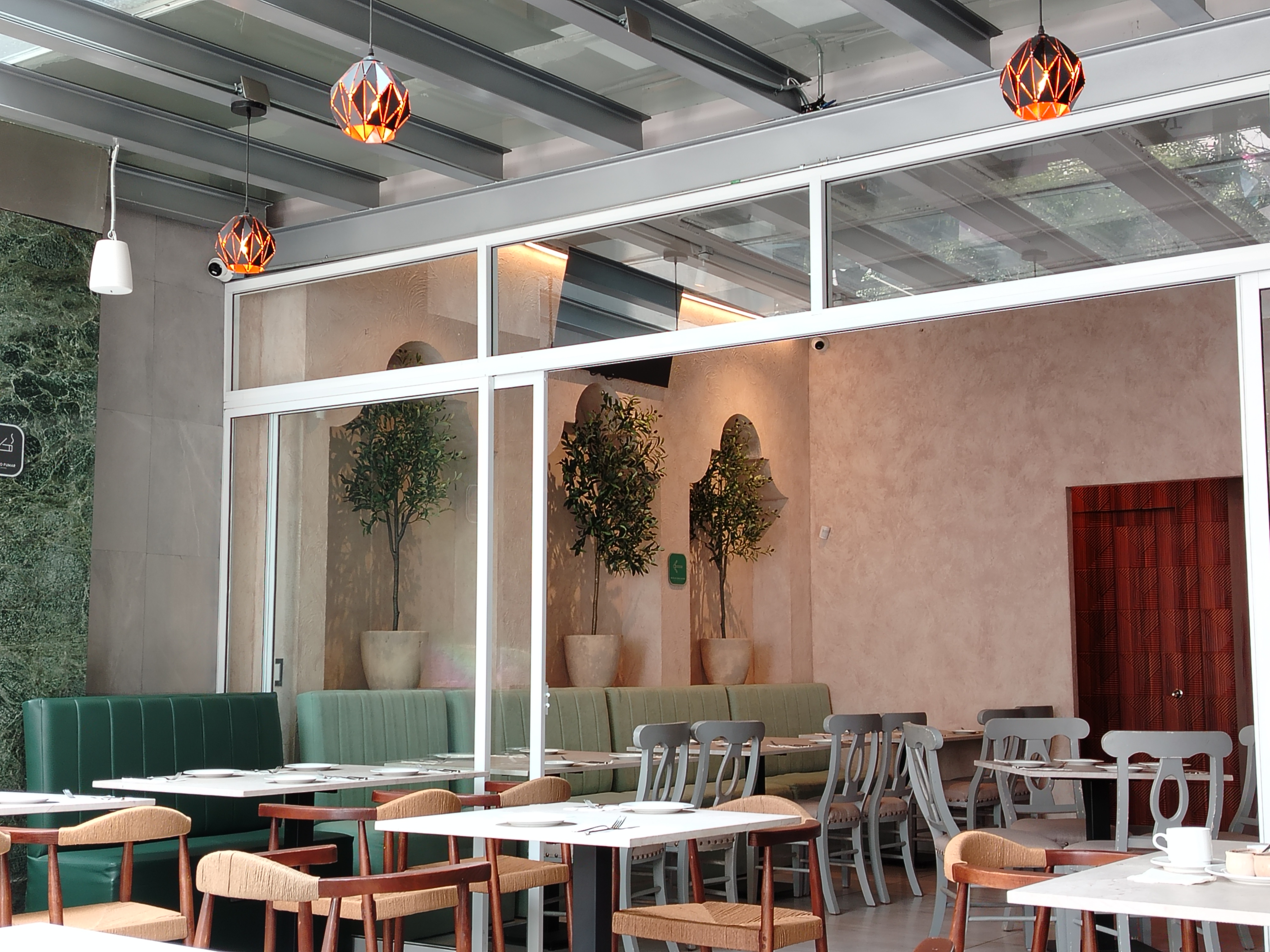 Salón de Basilli con bancas verdes y luz natural